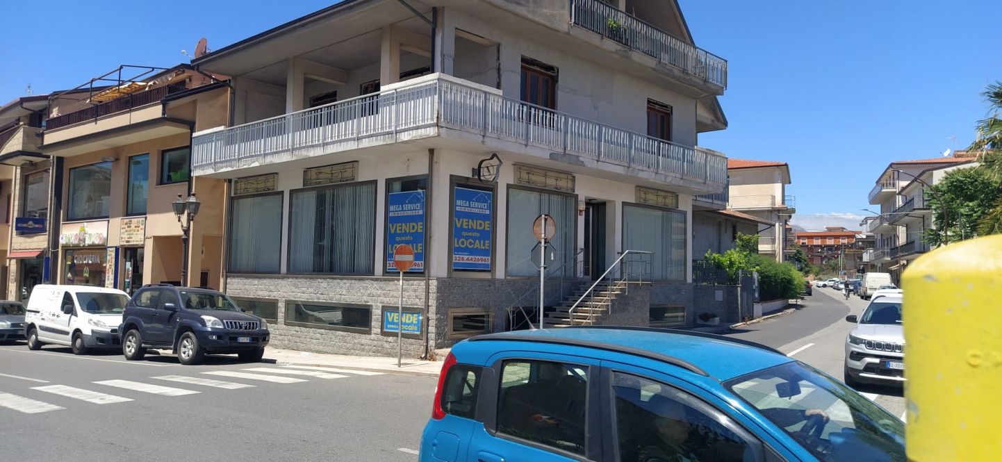Locale a due livelli - MEGA SERVICE IMMOBILIARE