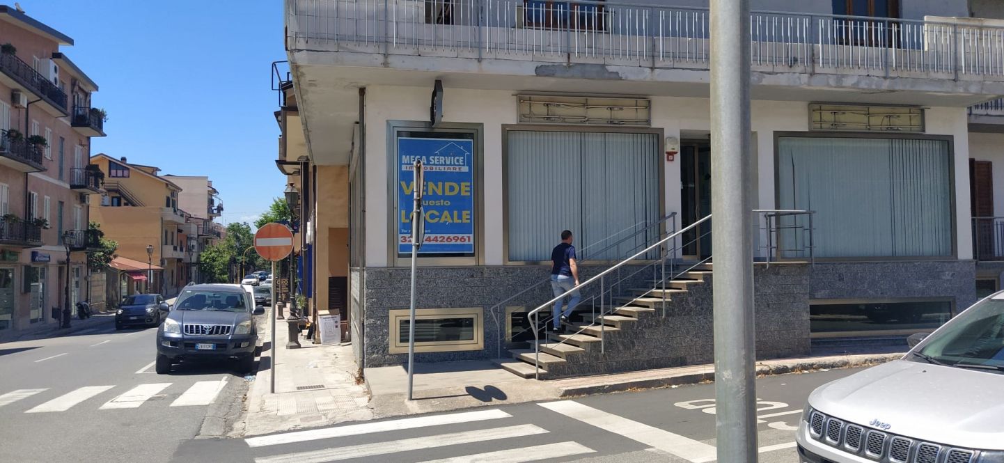 Locale a due livelli - MEGA SERVICE IMMOBILIARE